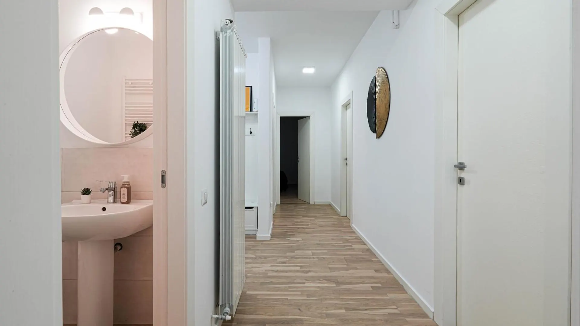 Gabi - Chic Apt With Parking Close To Veranda Mall Bucharest