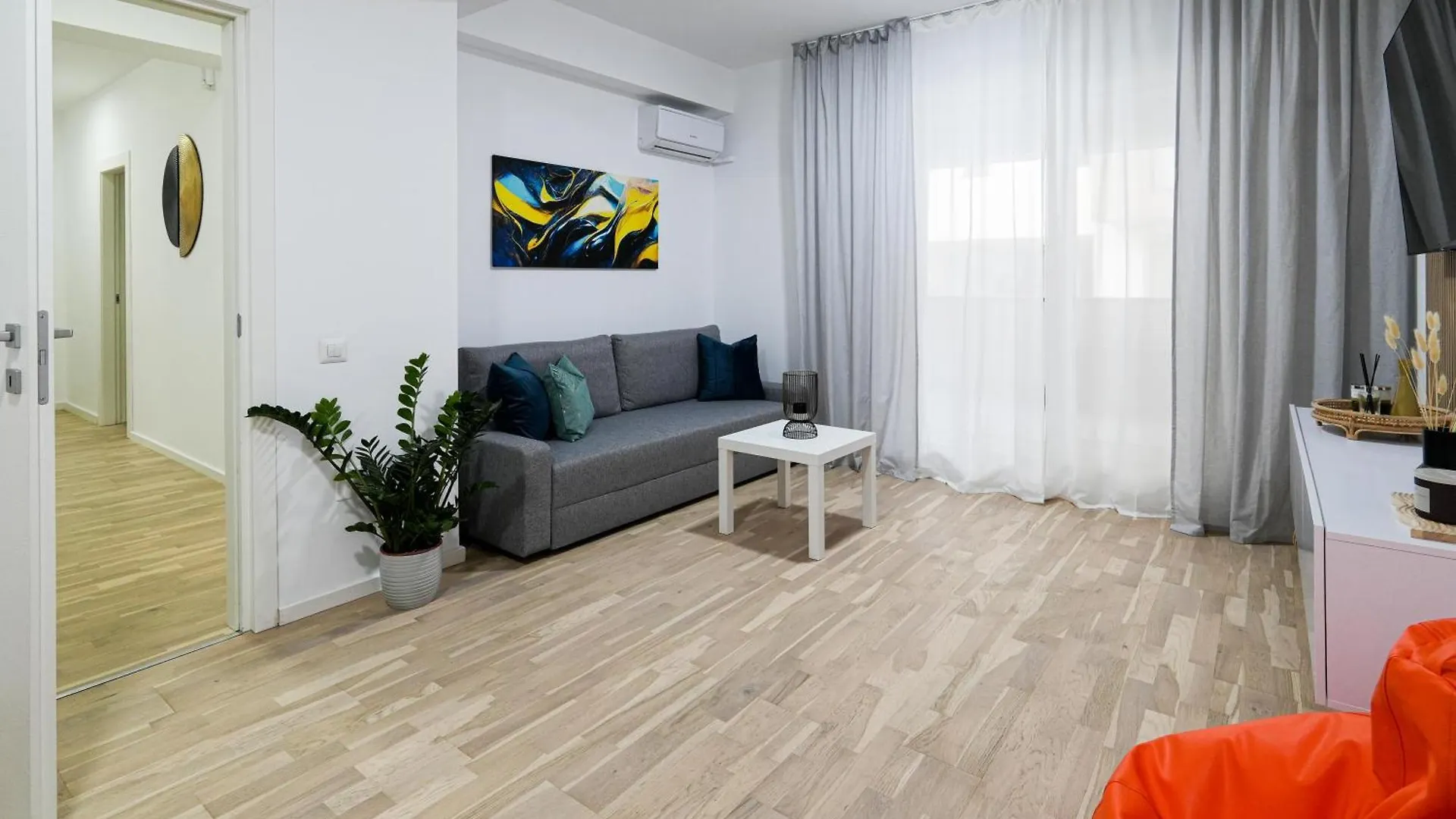 Apartment Gabi - Chic Apt With Parking Close To Veranda Mall Bukarest Rumänien