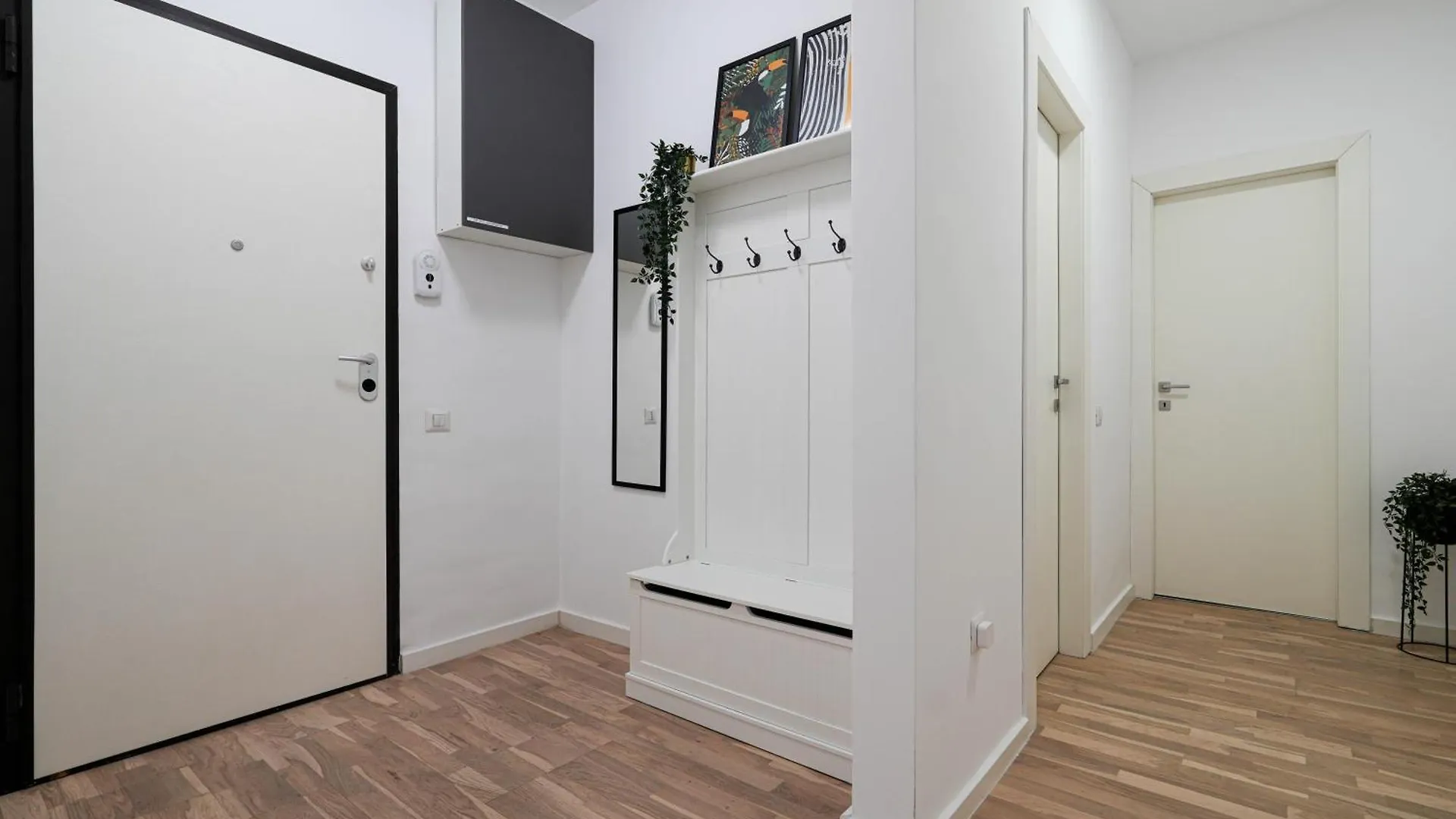 Apartment Gabi - Chic Apt With Parking Close To Veranda Mall Bukarest