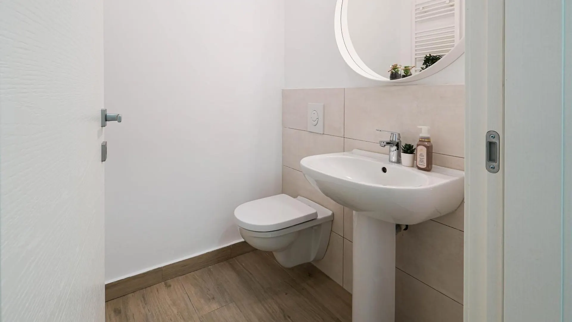 Gabi - Chic Apt With Parking Close To Veranda Mall Bukarest Rumänien