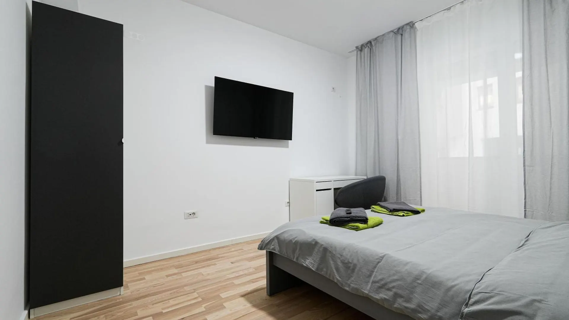 Gabi - Chic Apt With Parking Close To Veranda Mall Bükreş Daire